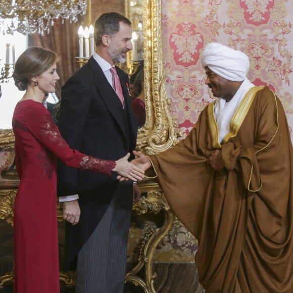 Le roi Felipe VI et la reine Letizia d'Espagne recevaient le 26 janvier 2017 le corps diplomatique au palais royal du Pardo, à Madrid. La reine portait pour l'occasion la même robe qu'en 2013.