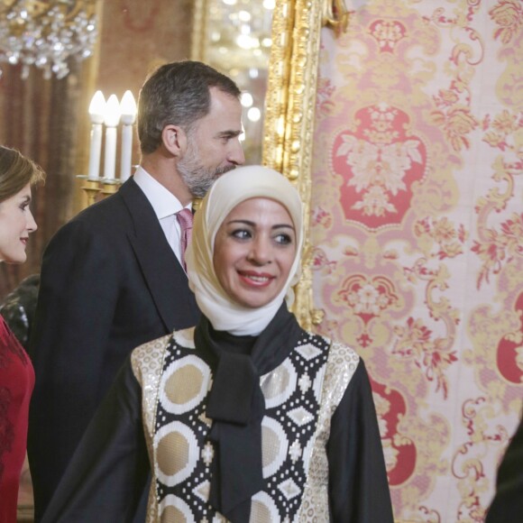Le roi Felipe VI et la reine Letizia d'Espagne recevaient le 26 janvier 2017 le corps diplomatique au palais royal du Pardo, à Madrid. La reine portait pour l'occasion la même robe qu'en 2013.