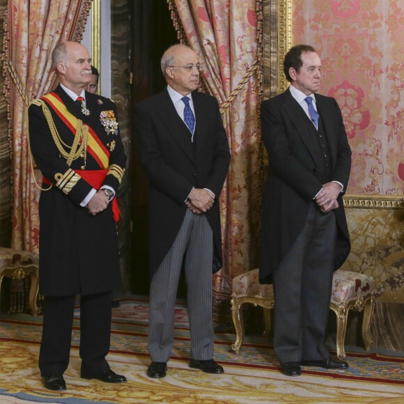 Le roi Felipe VI et la reine Letizia d'Espagne recevaient le 26 janvier 2017 le corps diplomatique au palais royal du Pardo, à Madrid. La reine portait pour l'occasion la même robe qu'en 2013.