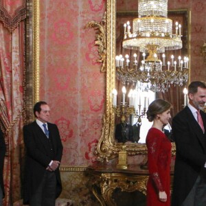 Le roi Felipe VI et la reine Letizia d'Espagne recevaient le 26 janvier 2017 le corps diplomatique au palais royal du Pardo, à Madrid. La reine portait pour l'occasion la même robe qu'en 2013.