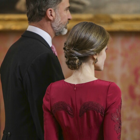 Le roi Felipe VI et la reine Letizia d'Espagne recevaient le 26 janvier 2017 le corps diplomatique au palais royal du Pardo, à Madrid. La reine portait pour l'occasion la même robe qu'en 2013.