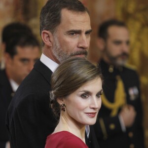 Le roi Felipe VI et la reine Letizia d'Espagne recevaient le 26 janvier 2017 le corps diplomatique au palais royal du Pardo, à Madrid. La reine portait pour l'occasion la même robe qu'en 2013.