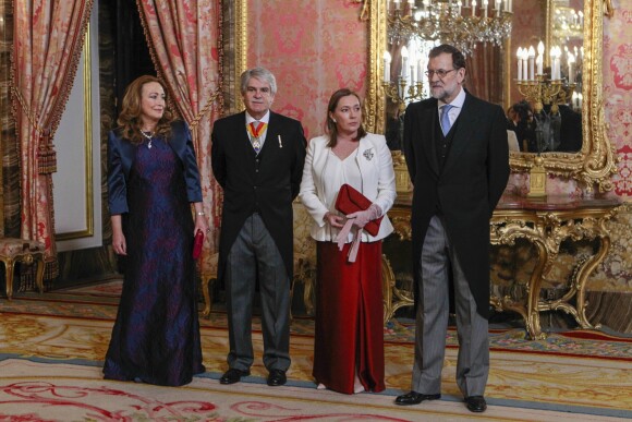 Le ministre des affaires étrangères espagnol Alfonso Dastis Quecedo, Elvira Fernandez et son mari le premier ministre espagnol Mariano Rajoy lors d'une réception en l'honneur du corps diplomatique à Madrid le 26 janvier 2017