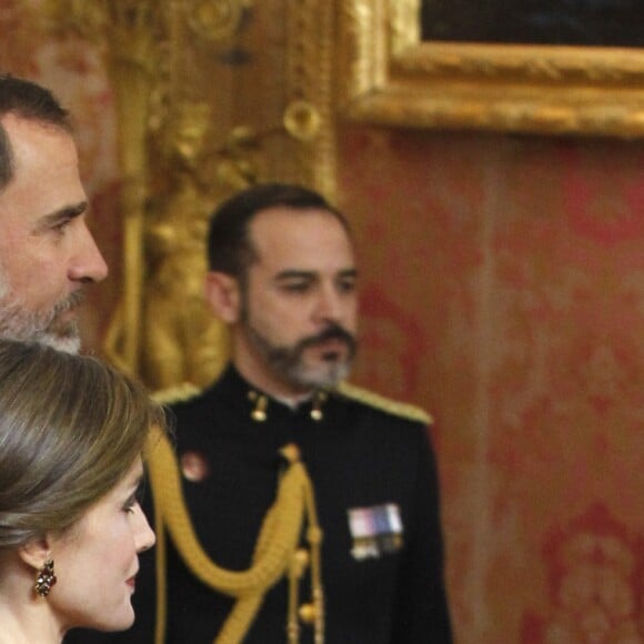 Le roi Felipe VI et la reine Letizia d'Espagne recevaient le 26 janvier 2017 le corps diplomatique au palais royal du Pardo, à Madrid. La reine portait pour l'occasion la même robe qu'en 2013.