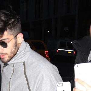 Zayn Malik arrive à l'appartement de sa compagne Gigi Hadid, Il a été dit que Gigi Hadid aide son compagnon Zayn Malik à travailler avec Taylor Swift à New York le 15 décembre 2016