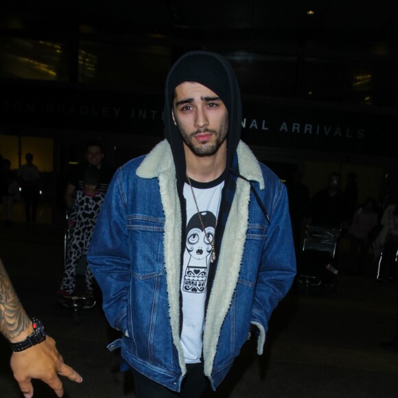 Zayn Malik arrive à l'aéroport de LAX à Los Angeles. Zayn vient d’être nommé directeur artistique de Versus, la ligne secondaire de Versace. Le 15 octobre 2016