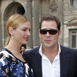 Uma Thurman et Arpad Busson en octobre 2011 au défilé Louis Vuitton lors de la Fashion Week à Paris.