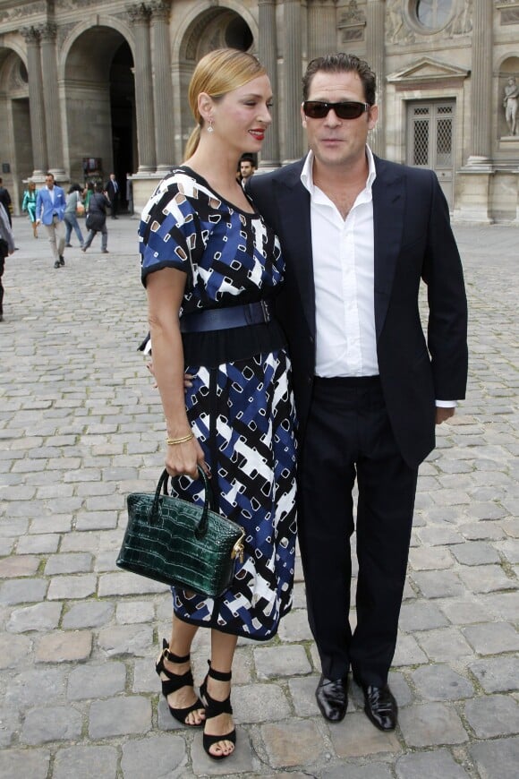 Uma Thurman et Arpad Busson en octobre 2011 au défilé Louis Vuitton lors de la Fashion Week à Paris.