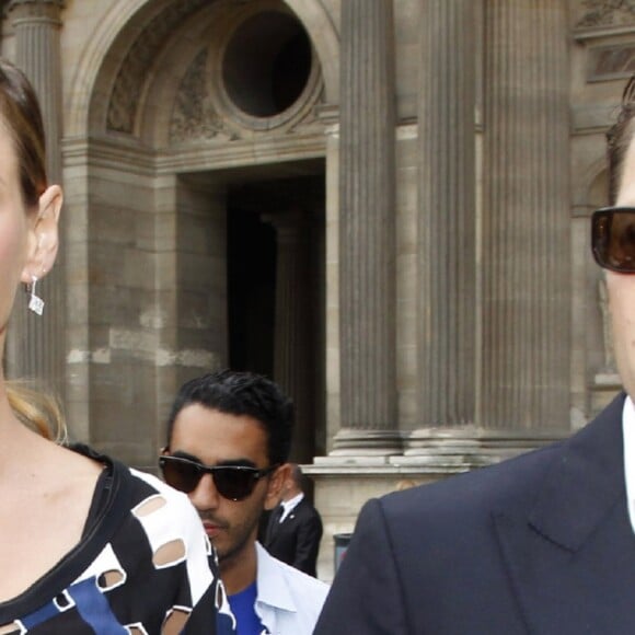 Uma Thurman et Arpad Busson en octobre 2011 au défilé Louis Vuitton lors de la Fashion Week à Paris.