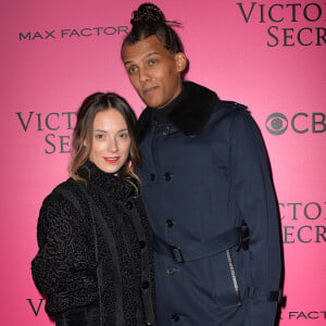 Stromae et sa femme Coralie Barbier lors du photocall du Victoria's Secret Fashion 2016 au Grand Palais à Paris, France, le 30novembre 2016.