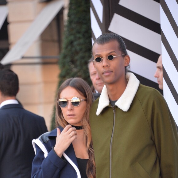 Stromae, se laisse pousser les cheveux, et sa femme Coralie Barbier - People sortant du défilé de mode "Louis Vuitton", collection prêt-à-porter Printemps-Eté 2017 à Paris, le 5 octobre 2016.