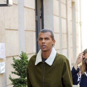 Stromae, se laisse pousser les cheveux, et sa femme Coralie Barbier quittent leur hôtel pour se rendre au défilé de mode "Louis Vuitton" collection prêt-à-porter Printemps-Eté 2017 lors de la Fashion Week de Paris, place Vendôme à Paris, France, le 5 octobre 2016.