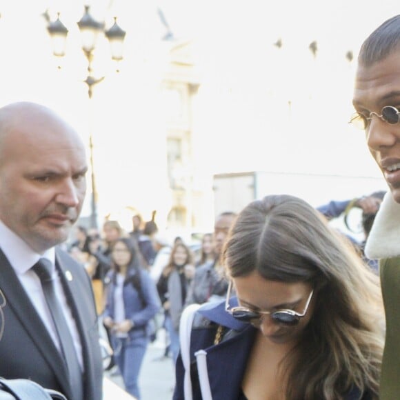 Stromae, se laisse pousser les cheveux, et sa femme Coralie Barbier quittent leur hôtel pour se rendre au défilé de mode "Louis Vuitton" collection prêt-à-porter Printemps-Eté 2017 lors de la Fashion Week de Paris, place Vendôme à Paris, France, le 5 octobre 2016.