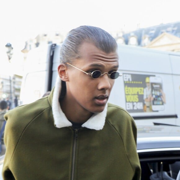 Stromae, se laisse pousser les cheveux, et sa femme Coralie Barbier quittent leur hôtel pour se rendre au défilé de mode "Louis Vuitton" collection prêt-à-porter Printemps-Eté 2017 lors de la Fashion Week de Paris, place Vendôme à Paris, France, le 5 octobre 2016.