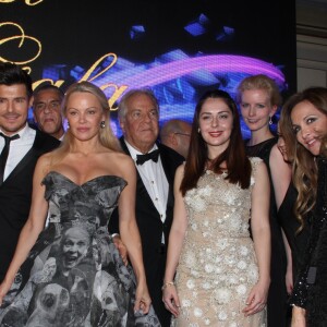 Guest, Vincent Niclo, Samy Naceri, Pamela Anderson, Massimo Gargia, Guest, Hélène Ségara et Marisa Berenson à la soirée de la 40ème édition "The Best Awards" à l'hôtel Four Seasons George V à Paris, le 27 Janvier 2017. © Philippe Baldini/Bestimage