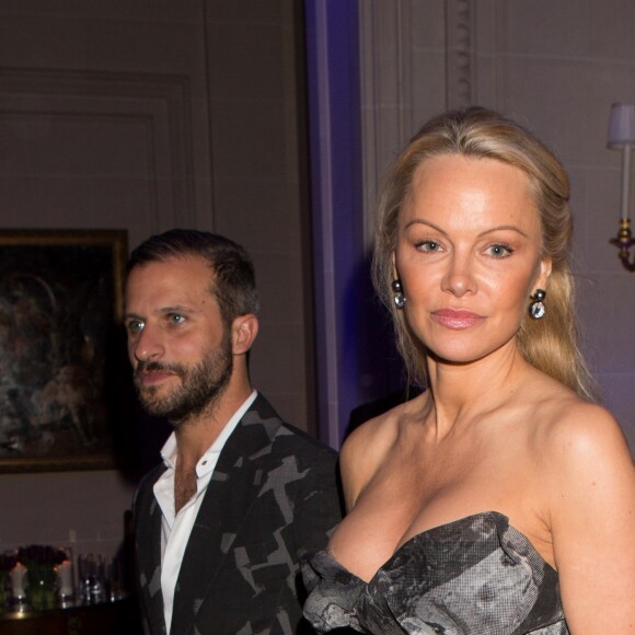 Pamela Anderson et son assistante Jérémy Parra - 40 ème édition "The Best Awards" à l'hôtel Four Seasons George V à Paris le 27 janvier 2017 © Alain Rolland / Imagebuzz / Bestimage