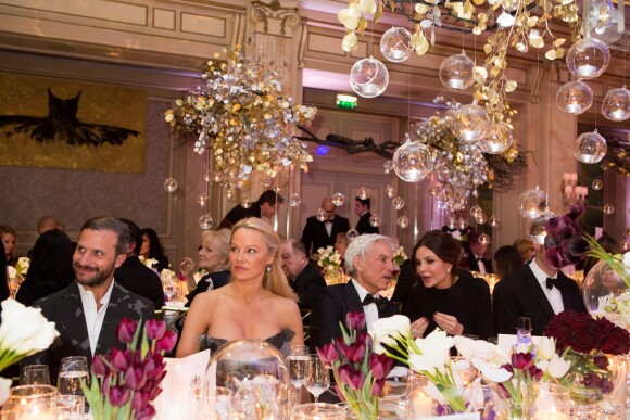 Pamela Anderson et son assistant Jérémy Parra - 40 ème édition "The Best Awards" à l'hôtel Four Seasons George V à Paris le 27 janvier 2017 © Alain Rolland / Imagebuzz / Bestimage