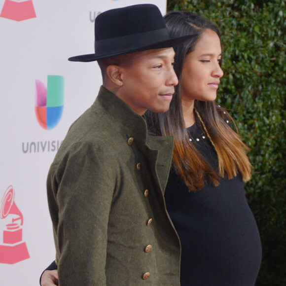 Pharrell Williams et sa femme Helen Lasichanh enceinte lors du photocall des arrivées de la 17ème soirée des "Latin Grammy Awards" au T-Mobile Arena à Las Vegas, le 17 novembre 2016.