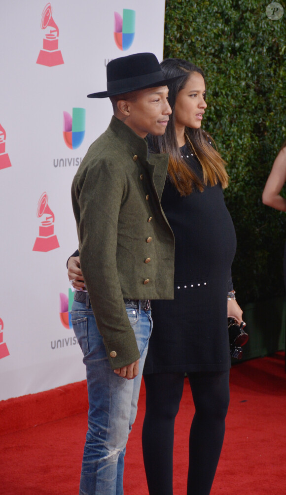 Pharrell Williams et sa femme Helen Lasichanh enceinte lors du photocall des arrivées de la 17ème soirée des "Latin Grammy Awards" au T-Mobile Arena à Las Vegas, le 17 novembre 2016.