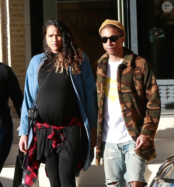 Pharrell Williams et sa femme Helen Lasichanh enceinte font du shopping chez Barney's New York à Beverly Hills le 22 décembre 2016.