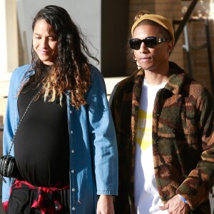 Pharrell Williams et sa femme Helen Lasichanh enceinte font du shopping chez Barney's New York à Beverly Hills le 22 décembre 2016.