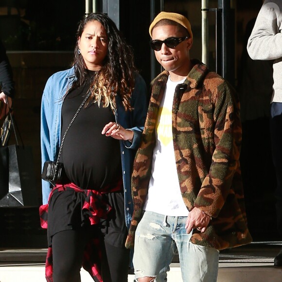 Pharrell Williams et sa femme Helen Lasichanh enceinte font du shopping chez Barney's New York à Beverly Hills le 22 décembre 2016.