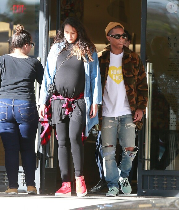 Pharrell Williams et sa femme Helen Lasichanh enceinte font du shopping chez Barney's New York à Beverly Hills le 22 décembre 2016.