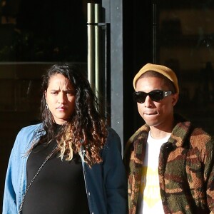 Exclusif - Pharrell Williams et sa femme Helen Lasichanh enceinte font du shopping chez Barney's New York à Beverly Hills le 22 décembre 2016.