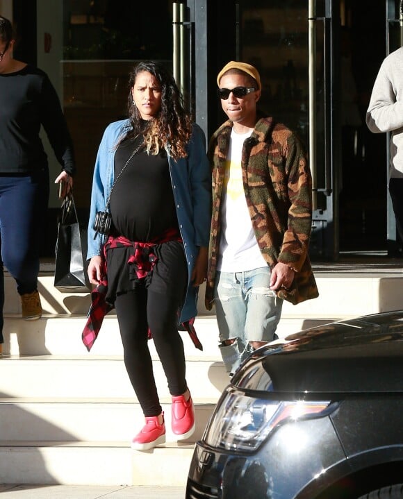 Exclusif - Pharrell Williams et sa femme Helen Lasichanh enceinte font du shopping chez Barney's New York à Beverly Hills le 22 décembre 2016.