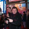 Exclusif - Les Chevaliers du Fiel dans les rues de New York. Le couple d'humoristes, Éric Carrière et Francis Ginibre, déguste un hot-dog devant sa photo sur les écrans vidéos gigantesques de Times Square. New York, le 14 décembre 2016 © Morgan Dessales / Bestimage