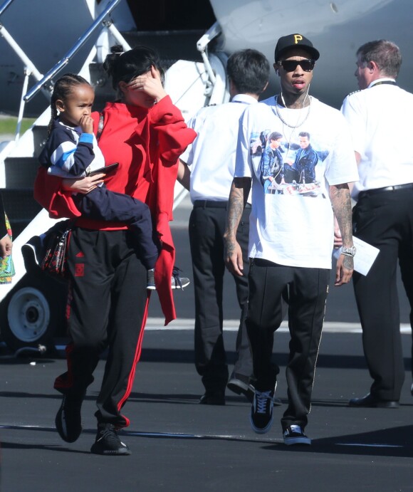 Tyga avec son fils King Cairo et sa compagne Kylie Jenner - La famille Kardashian prend un jet privé à Van Nuys, le 26 janvier 2017. Veuillez flouter le visage des enfants avant publication  Reality stars Kim Kardashian, Kourtney Kardashian and Khloe Kardashian along with Kim's and Kourtney's children board a private jet to head out of town in Van Nuys, California on January 26, 2017. The family members were joined by Kris Jenner, her boyfriend Corey Gamble, Kylie Jenner, Tyga and his son King Cairo Stevenson. Kylie could be seen carrying for King Cairo as if he was her son26/01/2017 - Los Angeles