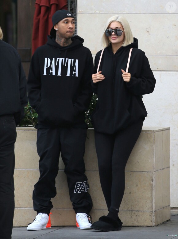 Exclusif - No Web - Kylie Jenner, coiffée d'une perruque blonde, et son compagnon Tyga sont allés déjeuner au restaurant la Scala à Beverly Hills le 13 janvier 2017  Exclusive - Couple Kylie Jenner and Tyga are spotted out for lunch at La Scala in Beverly Hills, California on January 13, 2017. Kylie was rocking a blonde wig and an oversized hoodie while out for lunch. She was rocking the hoodie after receiving backlash from fans who claimed she's had a boob job after posting a risky picture of herself on Instagram.13/01/2017 - Beverly Hills