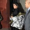 Kylie Jenner fait un selfie avec un fan à la sortie d'un immeuble à New York, le 16 janvier 2017  Reality star Kylie Jenner is spotted stepping out for the night in New York City, New York on January 16, 2017. Kylie stopped to pose for a selfie with a fan as she made her way to a waiting SUV.16/01/2017 - New York