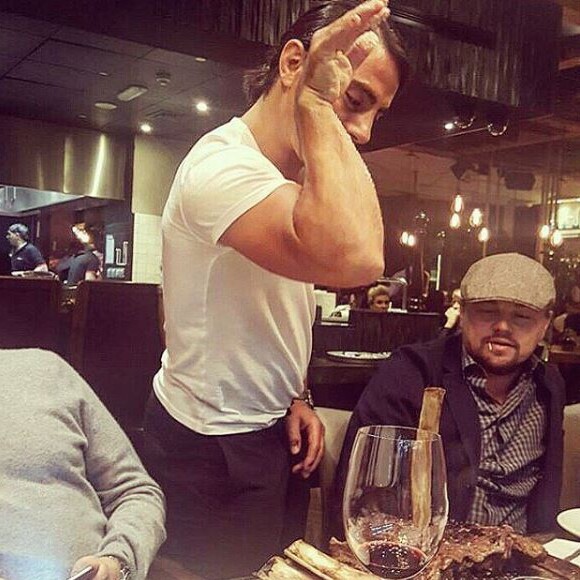 Nusret Gökçe alias Salt Bae et Leonardo DiCaprio à Dubaï, le 2 février 2017