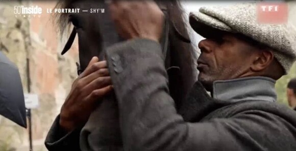 Le papa de Shy'm au côté d'un cheval sur le tournage du clip "Il faut vivre" - "50 minutes inside", samedi 4 février 2017, TF1