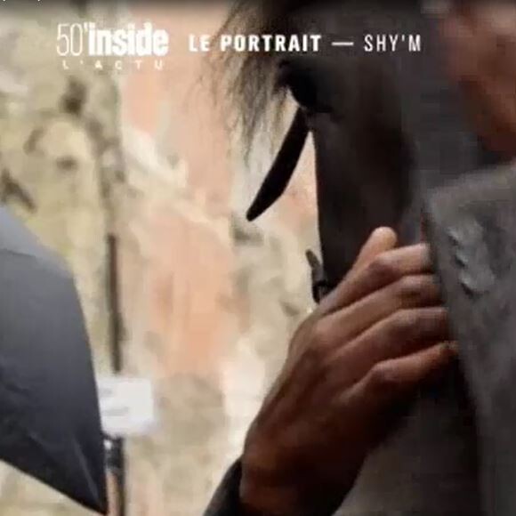 Le papa de Shy'm au côté d'un cheval sur le tournage du clip "Il faut vivre" - "50 minutes inside", samedi 4 février 2017, TF1