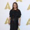Natalie Portman (tenue Topshop) à l'Oscar Nominee Luncheon au Beverly Hilton à Beverly Hills, le 6 février 2017