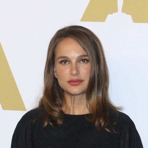 Natalie Portman (tenue Topshop) à l'Oscar Nominee Luncheon au Beverly Hilton à Beverly Hills, le 6 février 2017