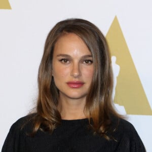 Natalie Portman (tenue Topshop) à l'Oscar Nominee Luncheon au Beverly Hilton à Beverly Hills, le 6 février 2017