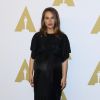 Natalie Portman (tenue Topshop) à l'Oscar Nominee Luncheon au Beverly Hilton à Beverly Hills, le 6 février 2017