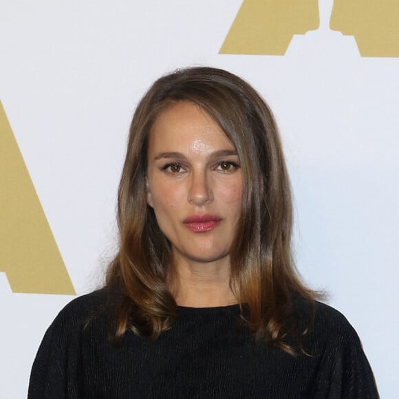 Natalie Portman (tenue Topshop) à l'Oscar Nominee Luncheon au Beverly Hilton à Beverly Hills, le 6 février 2017