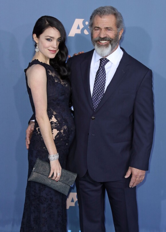 Rosalind Ross (enceinte) et son compagnon Mel Gibson lors de la 22e soirée annuelle Critics' Choice Awards au Barker Hangar à Santa Monica, le 11 décembre 2016.