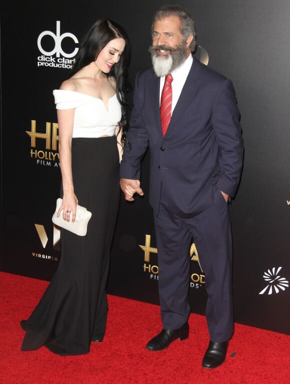 Rosalind Ross enceinte et son compagnon Mel Gibson à la 20e soirée annuelle Hollywood Film Awards à l'hôtel Beverly Hilton à Beverly Hills, le 6 novembre 2016