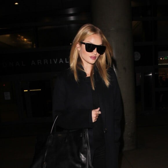 Rosie Huntington-Whiteley arrive à l'aéroport de LAX à Los Angeles, le 24 janvier 2017