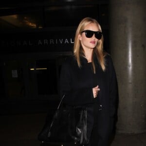 Rosie Huntington-Whiteley arrive à l'aéroport de LAX à Los Angeles, le 24 janvier 2017