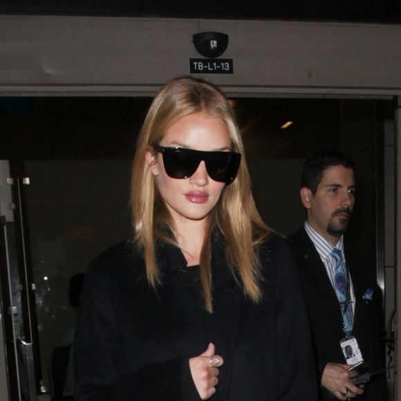 Rosie Huntington-Whiteley arrive à l'aéroport de LAX à Los Angeles, le 24 janvier 2017