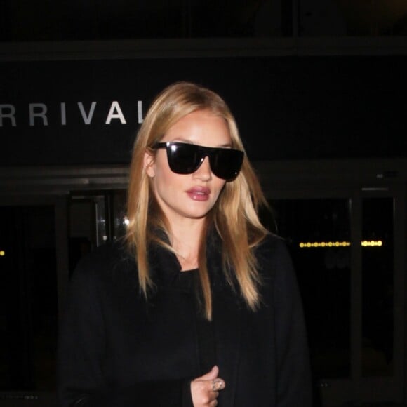 Rosie Huntington-Whiteley arrive à l'aéroport de LAX à Los Angeles, le 24 janvier 2017