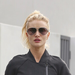 Exclusif - Rosie Huntington-Whiteley quitte la salle de gym à Los Angeles le 5 décembre 2016.