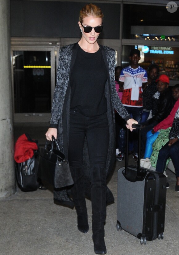 Rosie Huntington-Whiteley arrive à l'aéroport de LAX à Los Angeles, le 3 novembre 2016