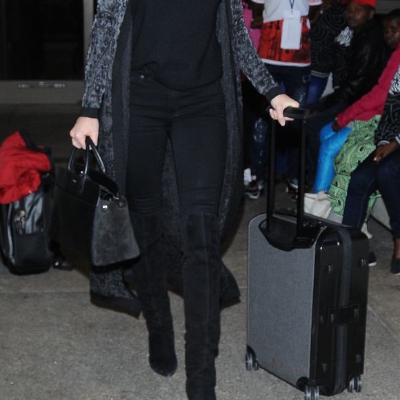 Rosie Huntington-Whiteley arrive à l'aéroport de LAX à Los Angeles, le 3 novembre 2016
